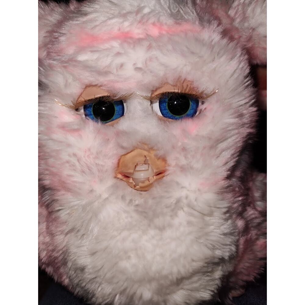 Tiger Electronics 2005 Strawberry Swirl Furby Blue Eyes, Nose Peeling, Works!!